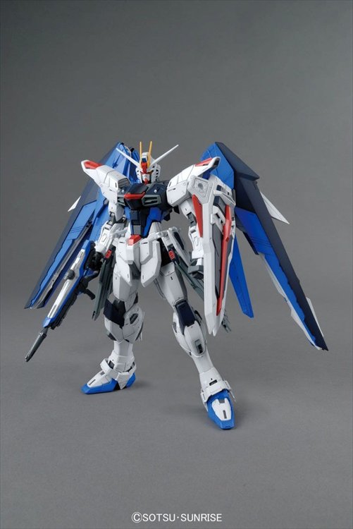 Gundam Seed - 1/100 MG Freedom Gundam Ver 2.0 Model Kit